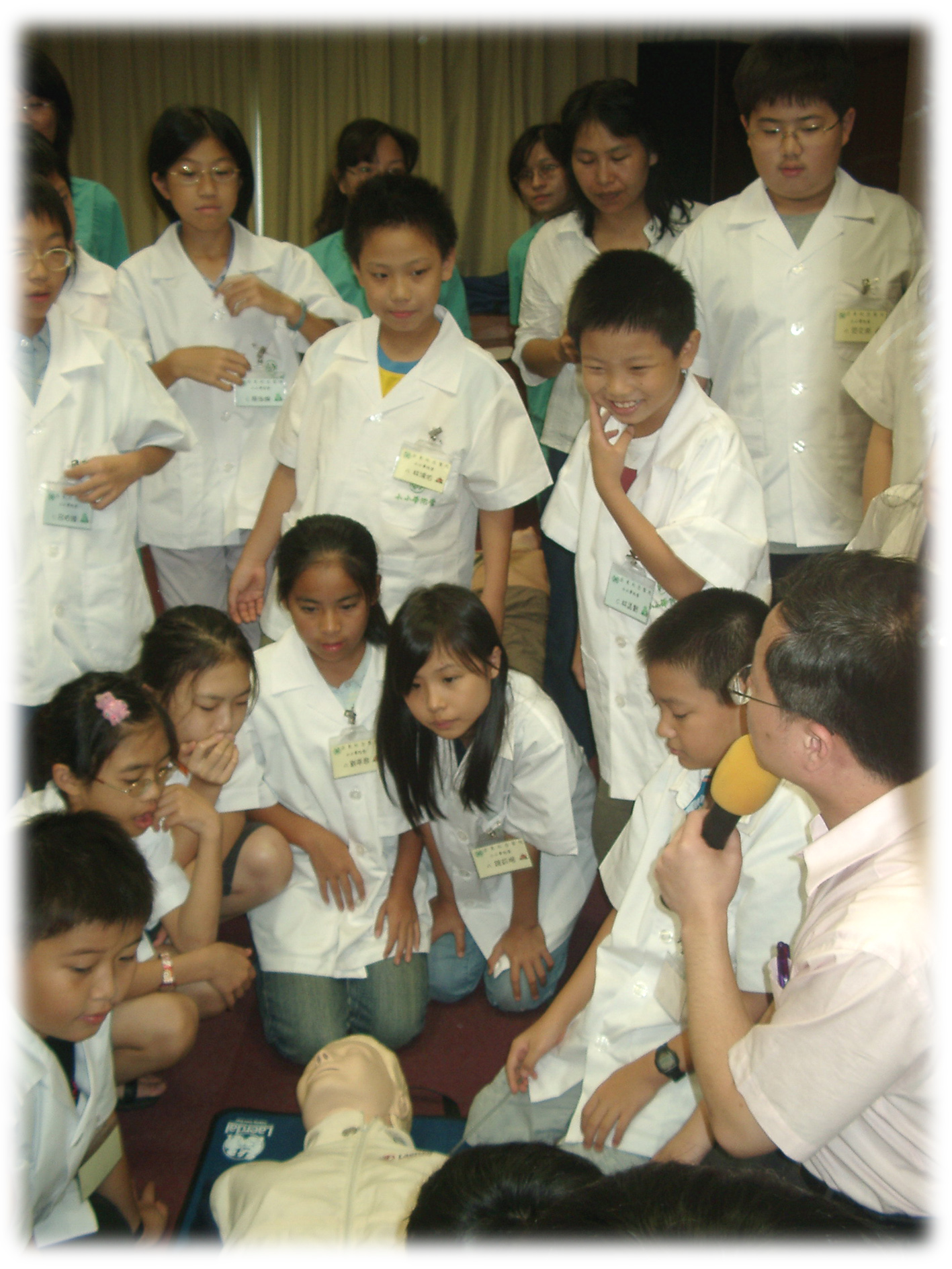 本院舉辦『小小華陀體驗營』；讓小朋友能體會醫師的專業與責任，刻劃小小醫師的願景(相關圖片)