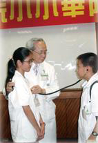 朱樹勳院長(中)讓小小華佗用聽診器聽一聽對方的心跳 