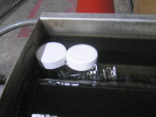 環境守護神及大腸菌的剋星    『放流水殺菌用可調式氯碇加藥筒』(相關圖片)