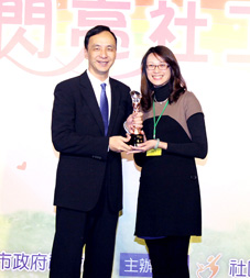 賀 本院薛淑珍及張靜云二位優秀社工師 熱誠服務之心倍受肯定(相關圖片)