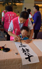 亞東秋賞 揮毫飄墨香(相關圖片)