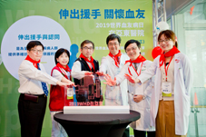 世界血友病日「伸出援手，關懷血友」    亞東醫院披上紅色外衣為病友打氣(相關圖片)