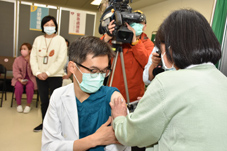 率先開打!  COVID-19疫苗接種  亞東醫院E起來(相關圖片)