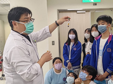 亞東「醫學體驗營」  開啟青少年醫藥衛生領域(相關圖片)