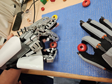 提升中風後的手部復原  鏡像機器手  (相關圖片)