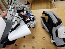 提升中風後的手部復原  鏡像機器手  (相關圖片)