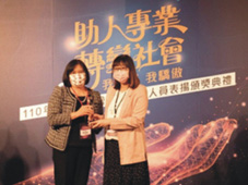 謝佩君社工師榮獲2021年『全國社會工作專業人員服務績優獎』(相關圖片)