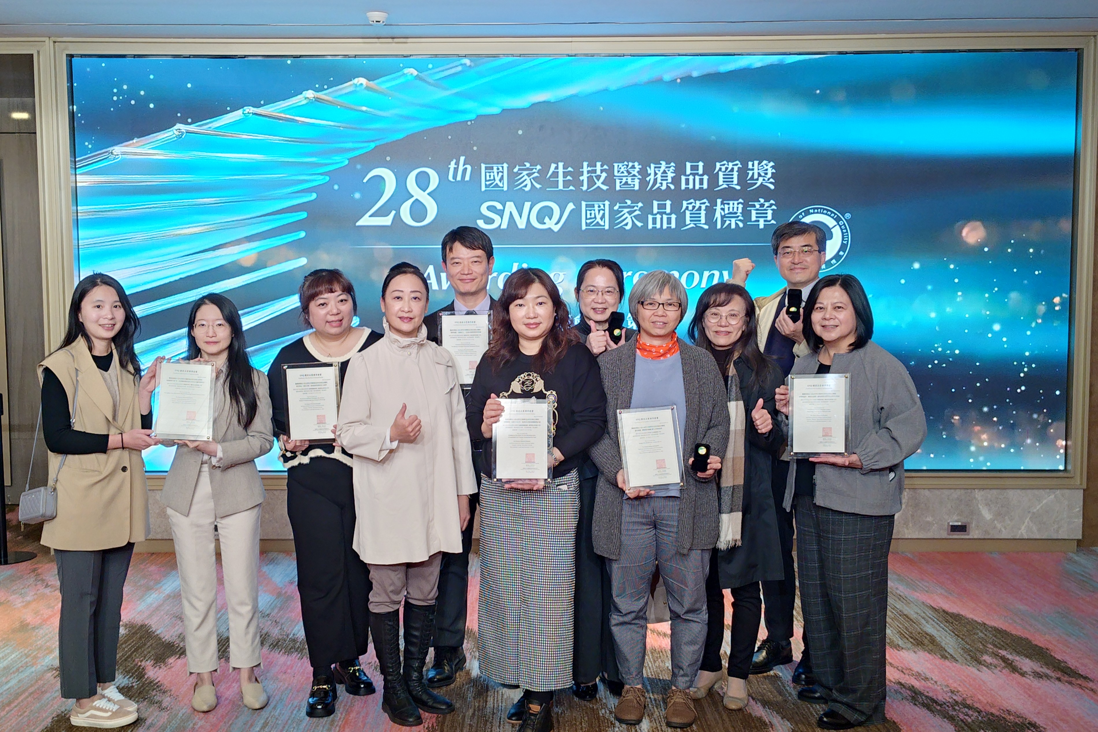 六大團隊溫暖守護，亞東醫院以智慧醫療與溫暖陪伴，獲2025年國家品質標章肯定