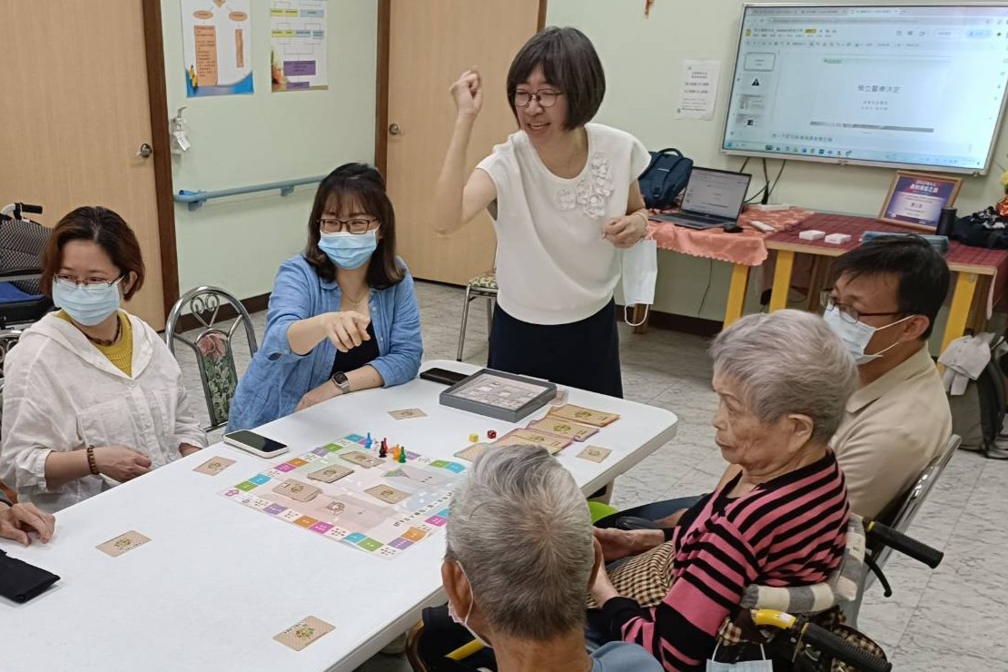 亞東醫院王怡人社工師透過桌遊互動推廣預立醫療照護諮商觀念，鼓勵民眾及早與家人討論未來醫療選擇