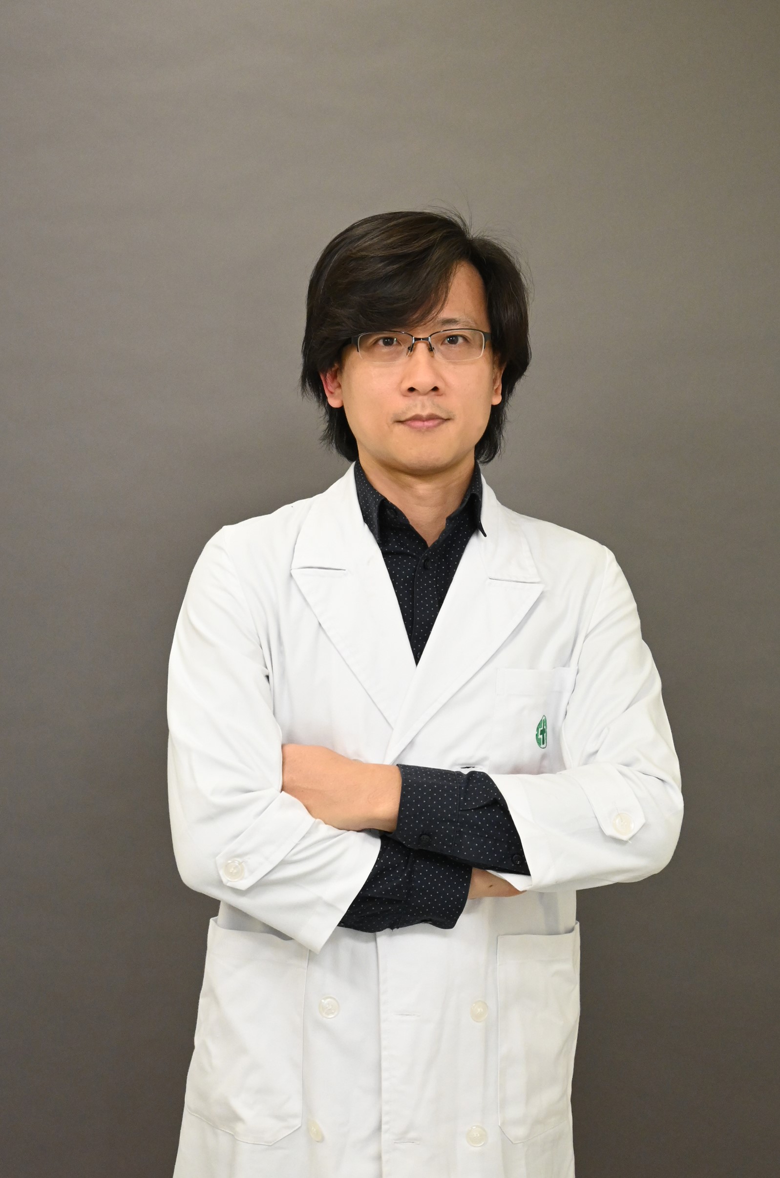 周岳弘    　醫師